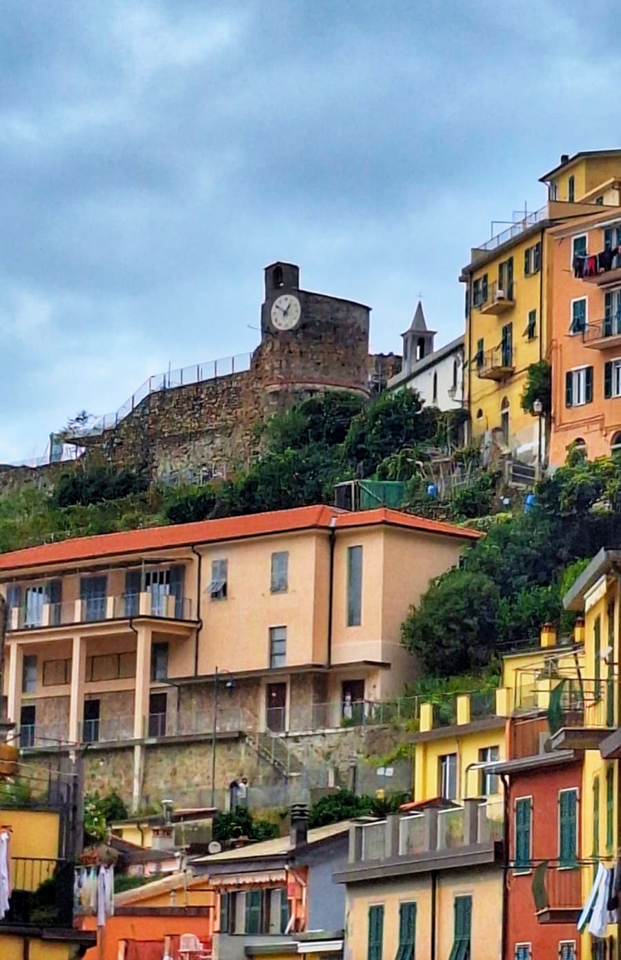 Catillo de Riomaggiore visto desde abajo
