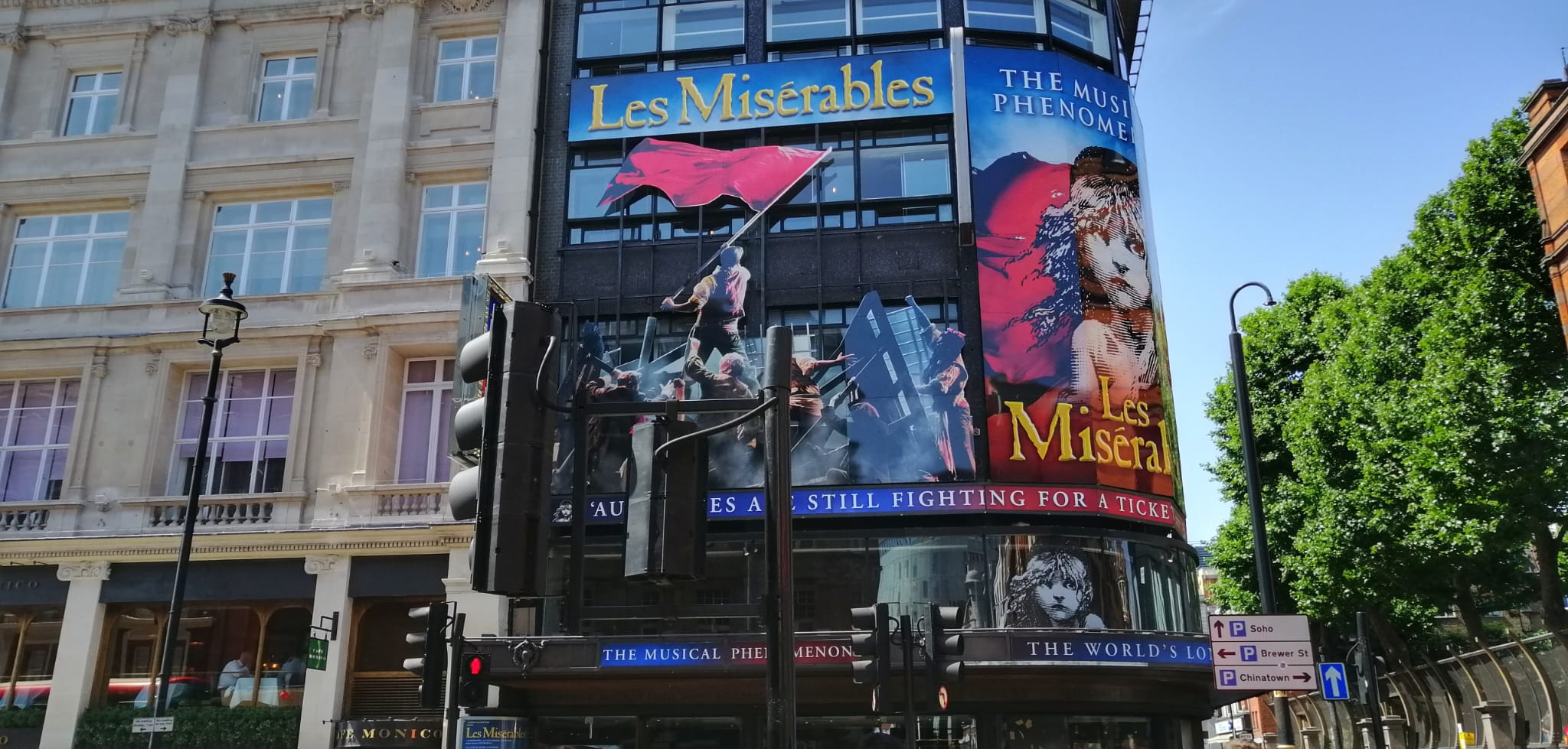 Escaparate de Teatro anunciando la obra Les Miserables en Londres