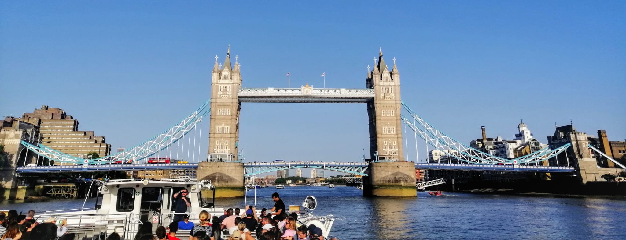 London Tower Bridge visto desde un crucero por el Támesis