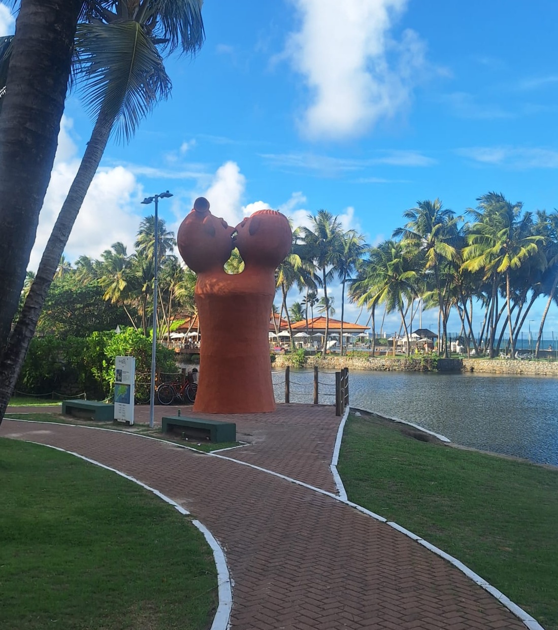 Escultura O Beijo - El Beso.