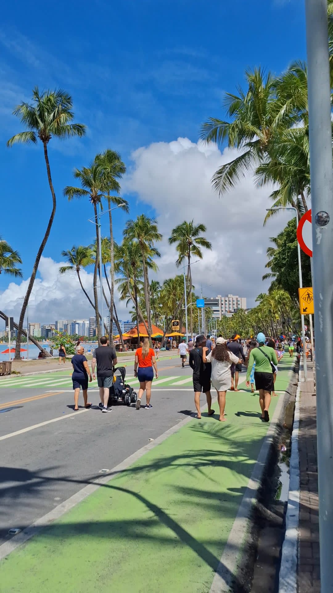 Orla de Maceió un domingo sin autos, la gente paseando.
