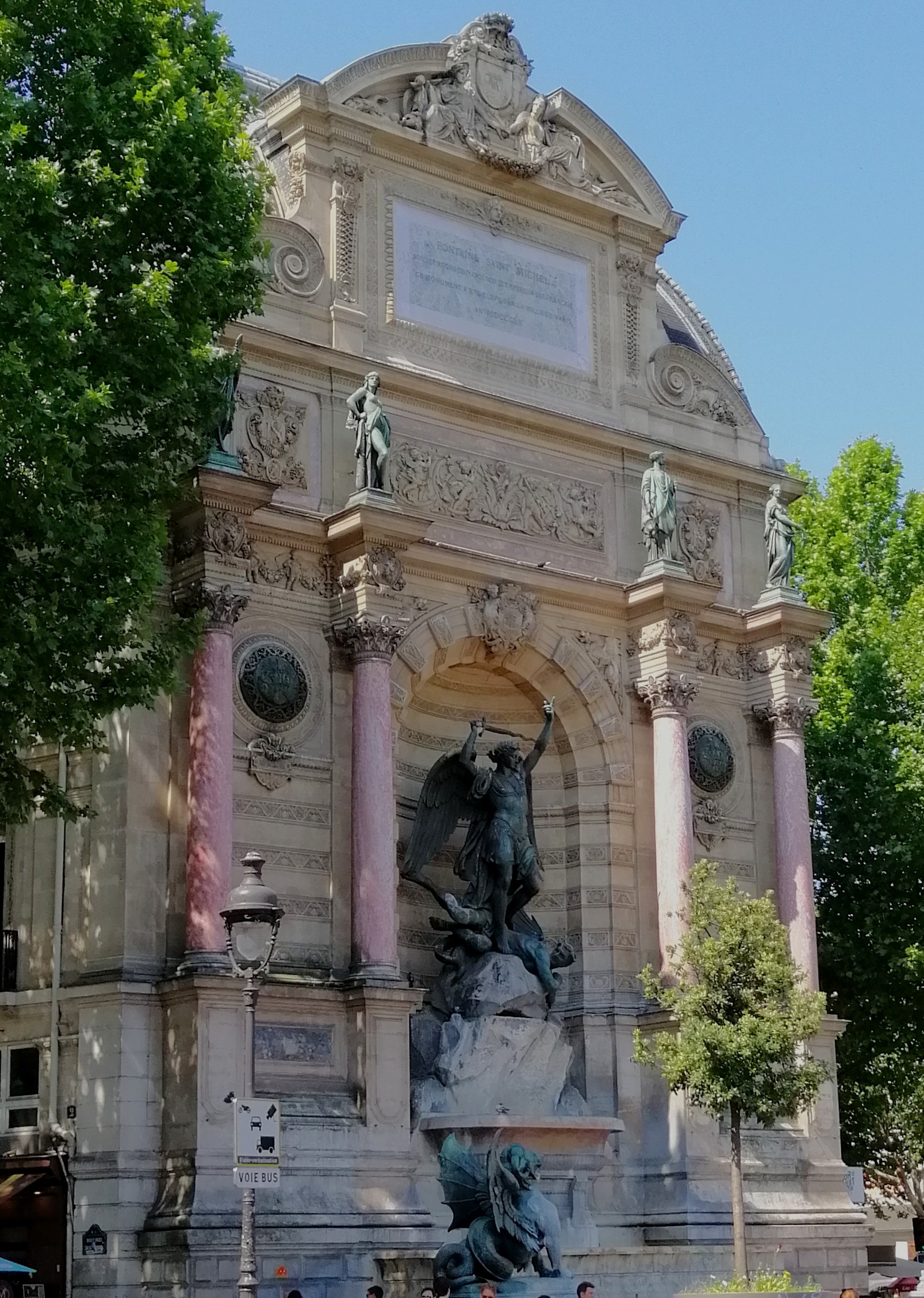 Fuente relativa ala Arcangel San Miguel de París