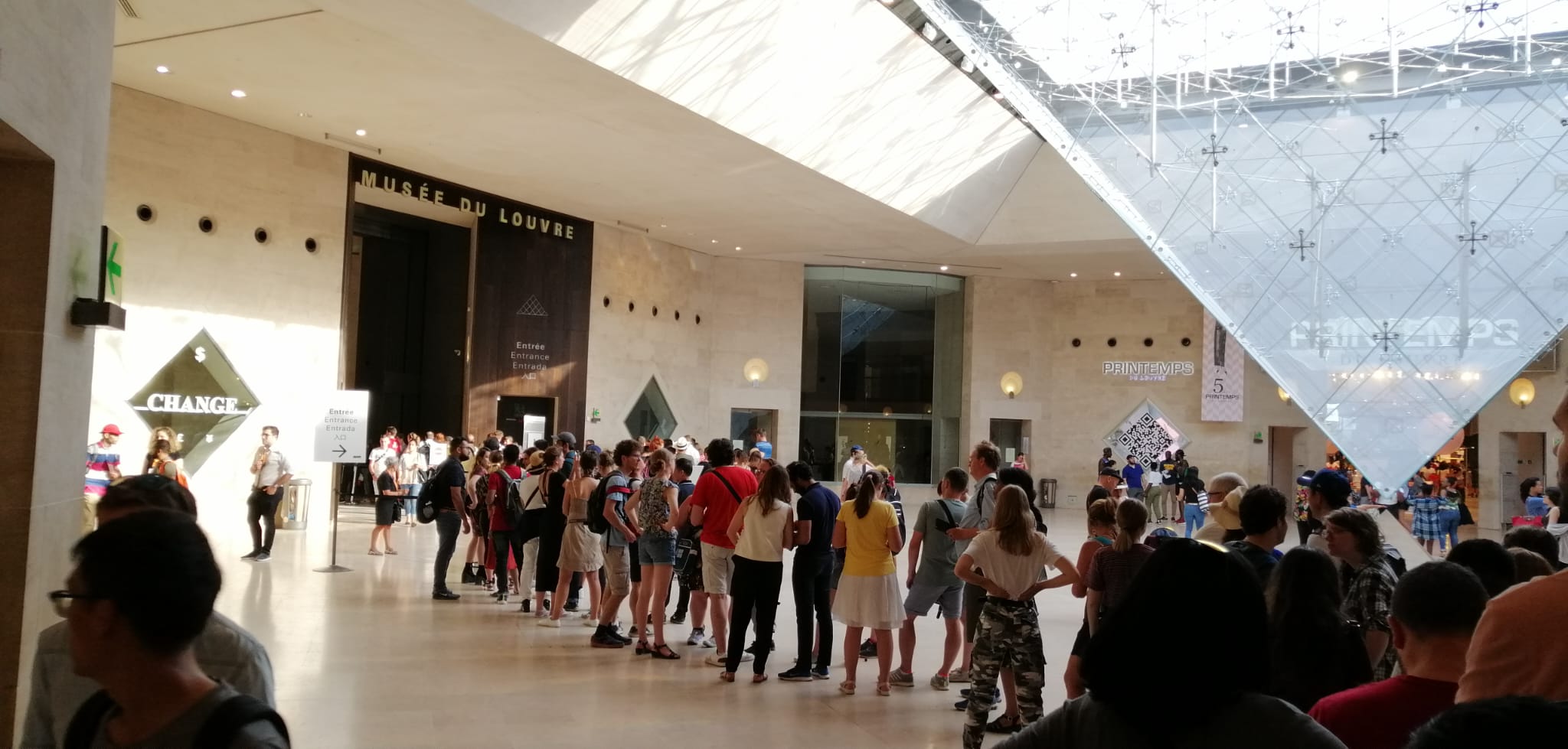 Fila para entrar al Louvre del lado del Carrousel, parece larga pero es mucho menor a la de la entrada principal.
