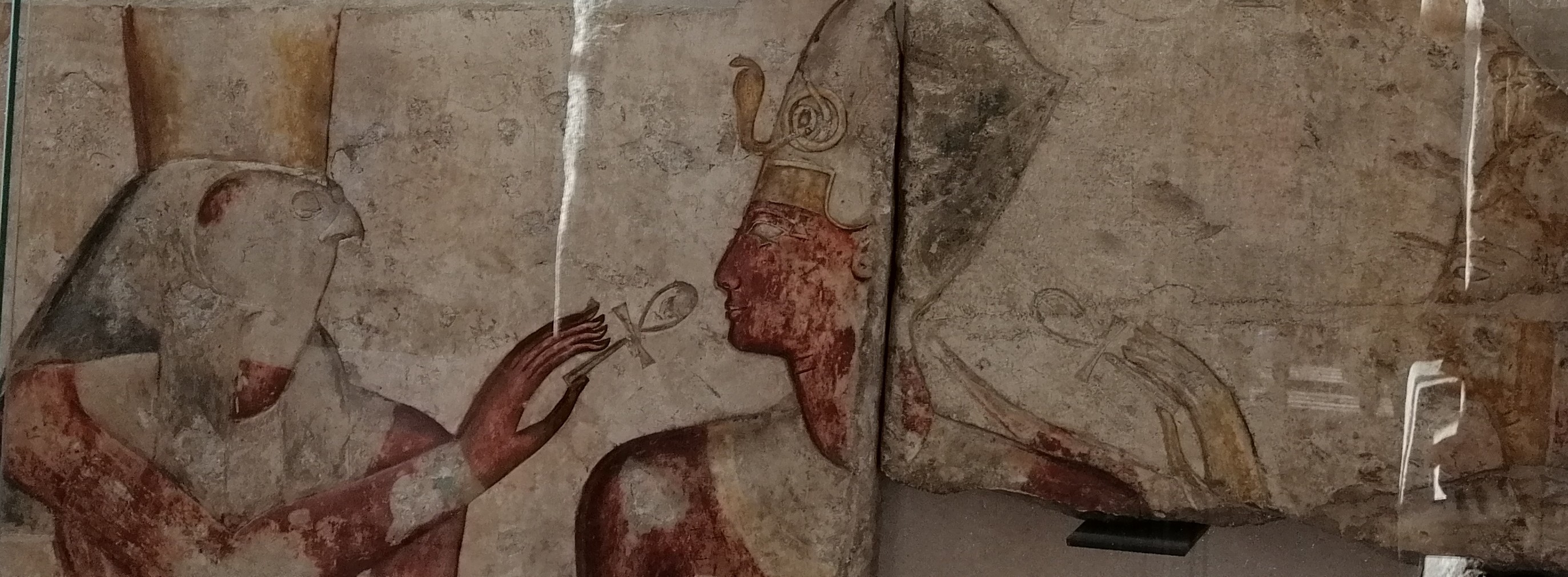 Dios Horus otorgando el símbolo de la vida, el Ang (cruz ansada), al rey Ramsés II 