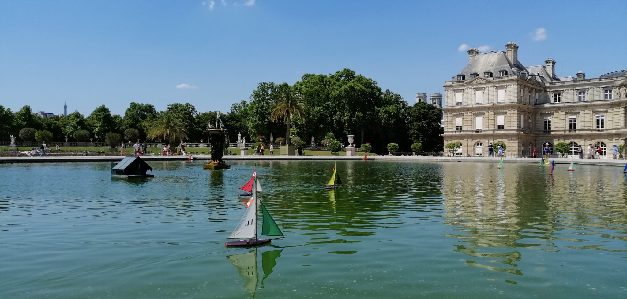 Hermoso estanque en Jardines de Luxemburgo donde los niños ponen a navegar sus barcos.