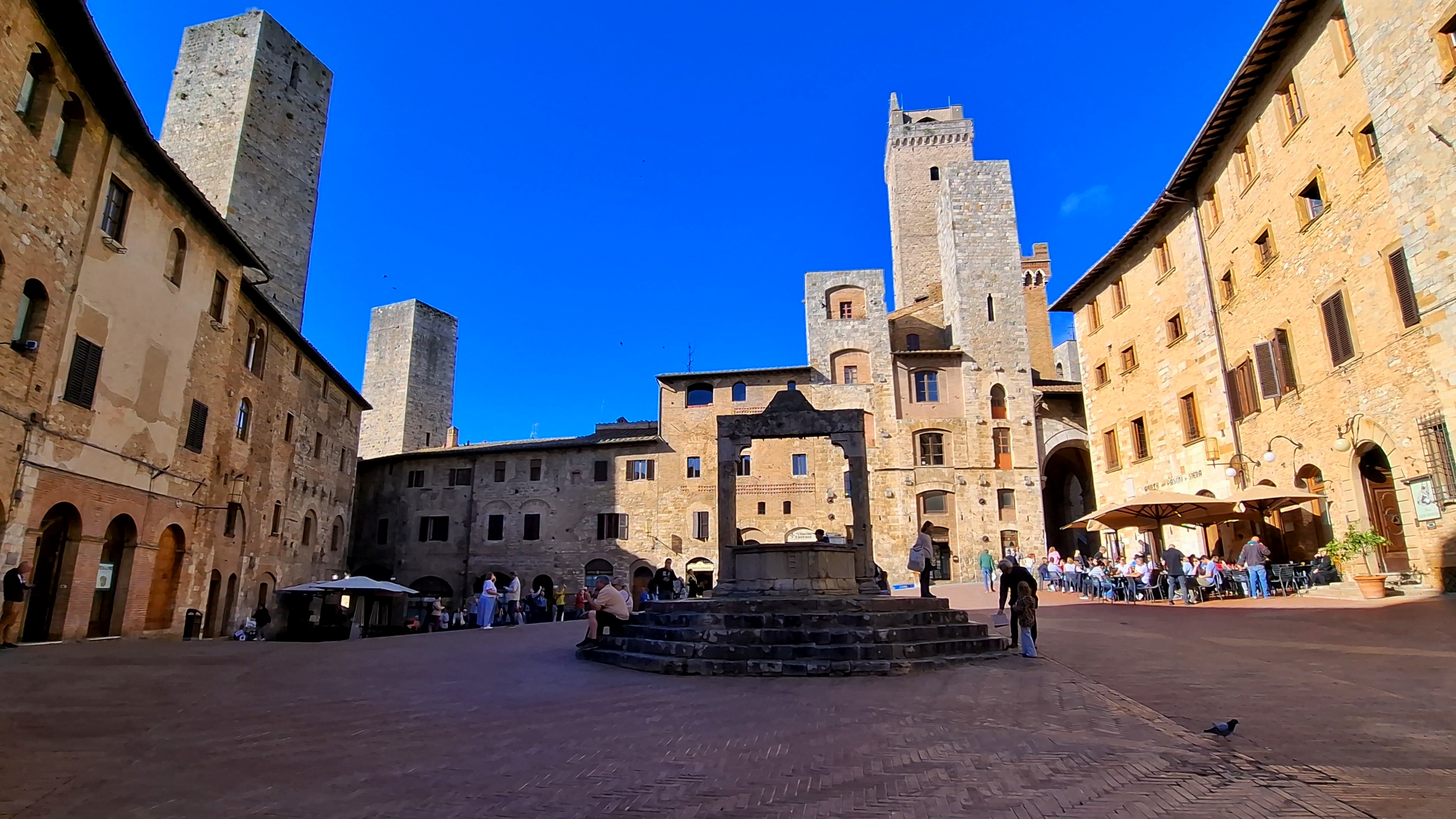 Plaza de San Gimignano con su aljibe