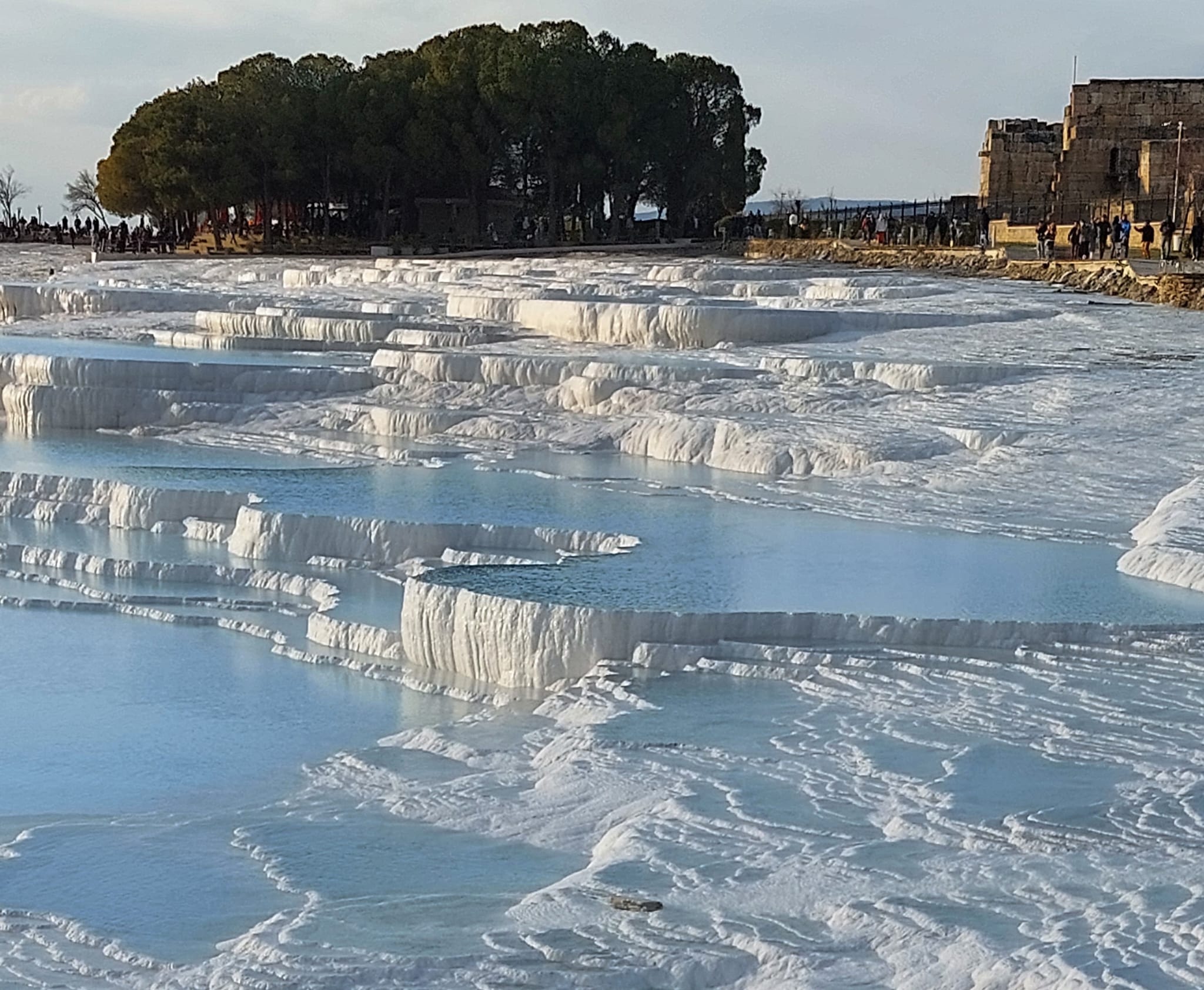 Terrazas de travertino blanco y agua turquesa en Pamukkale